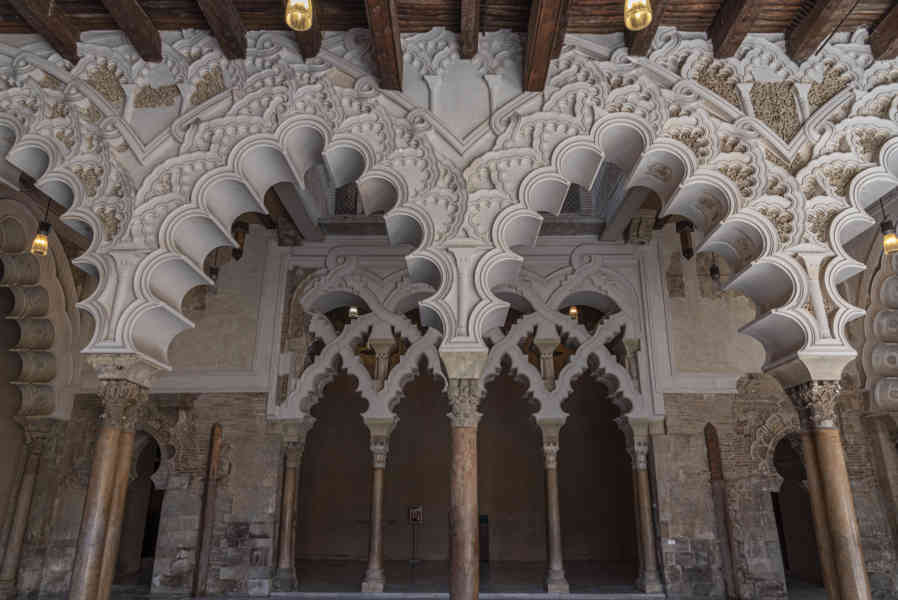 Zaragoza 096 - palacio de la Aljafería - Arquerias del Pórtico Norte.jpg